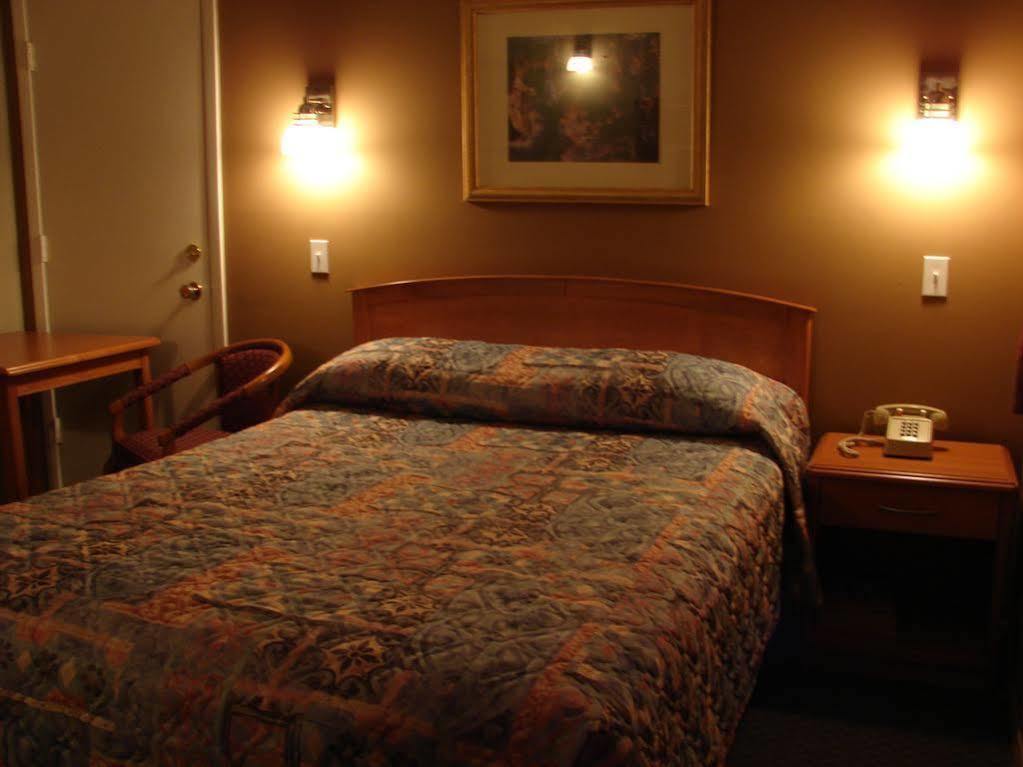 Canadas Best Value Inn Kelowna Ngoại thất bức ảnh
